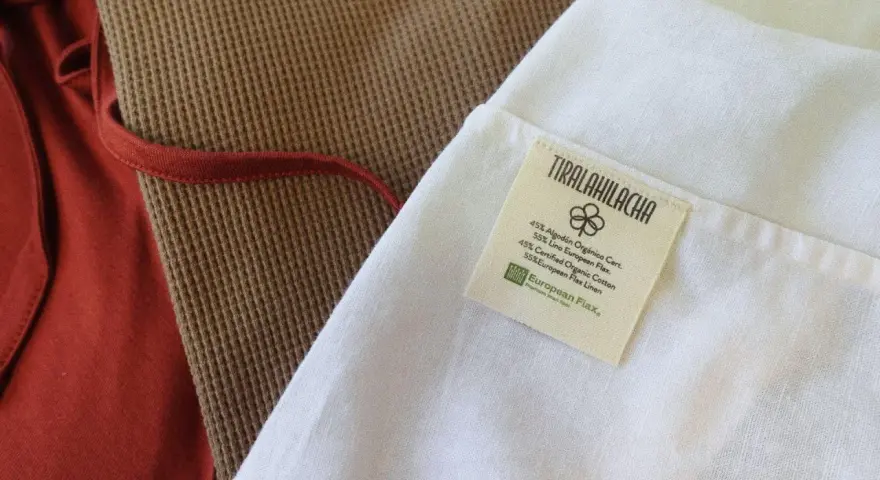 Etiqueta de tela que explica que es el lino, con 55% de lino European Flax y 45% de algodón orgánico.