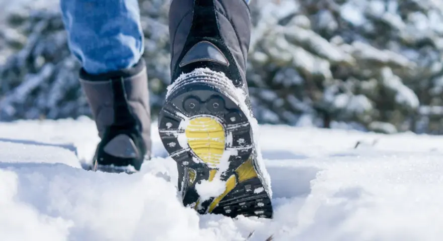 Botas de agua sirven para la nieve, perfectas para caminar por el blanco paisaje invernal.