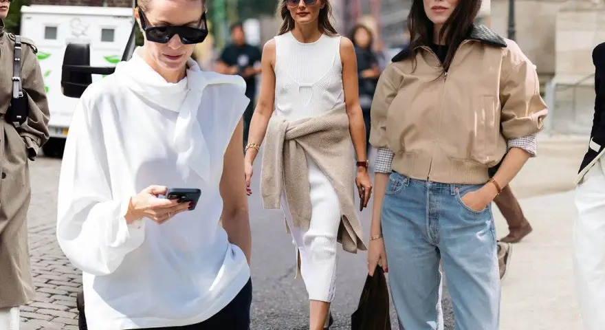 Mujeres con estilo, ideas de como vestir en otoño: gabardina, blusa blanca, vestido de punto y bomber.