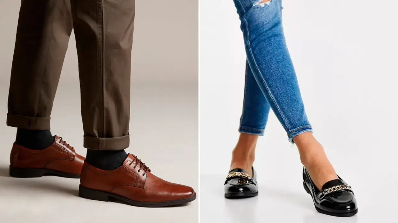 Un hombre con pantalones marrones y calcetines oscuros luce zapatos de vestir marrones. Una mujer con jeans rotos lleva mocasines negros con cadena dorada.