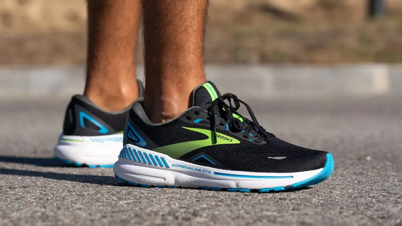 Zapatos Brooks Adrenaline GTS 23, ideales para aliviar la inflamación del seno del tarso.