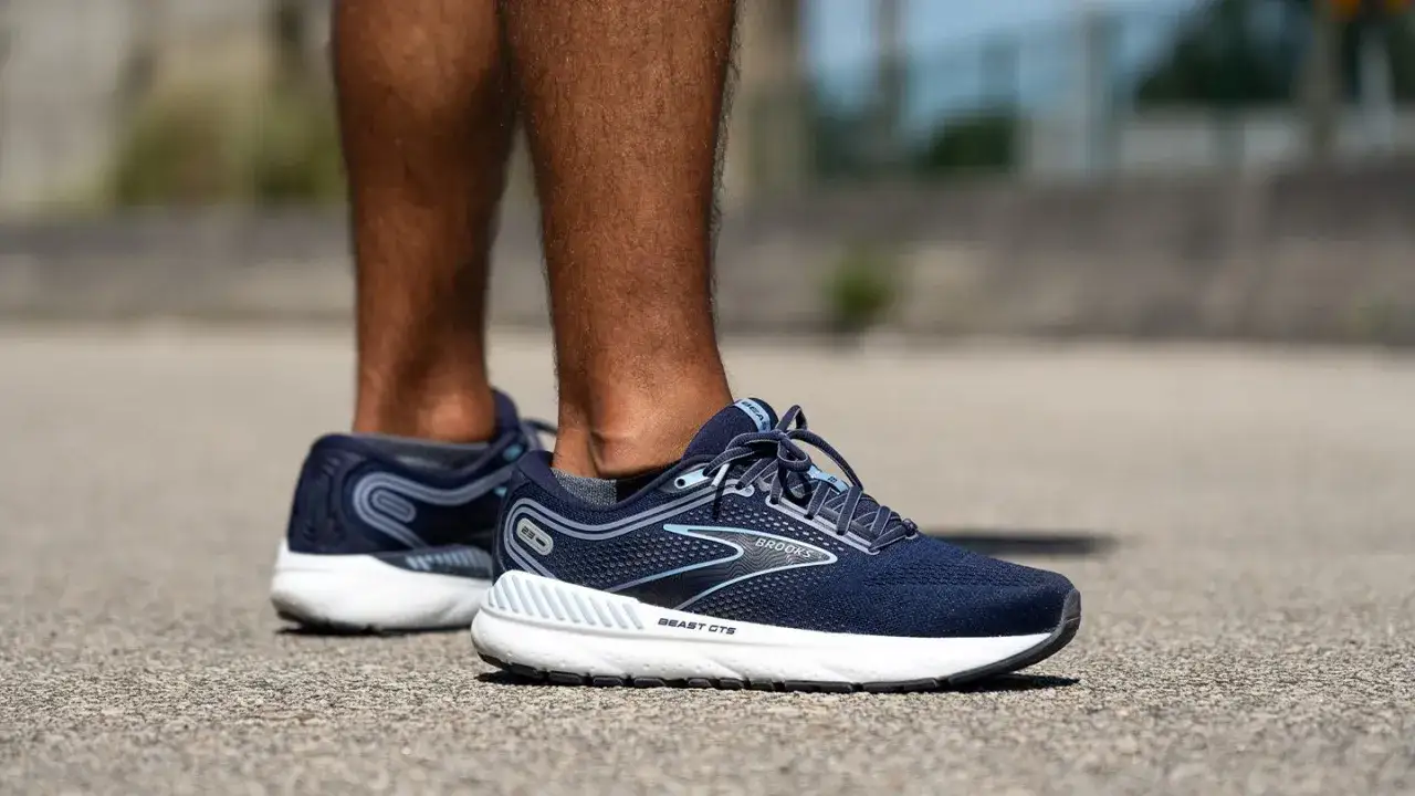 Zapatos Brooks Beast GTS, ideales para correr con pie valgo, ofrecen soporte y comodidad en cada zancada.