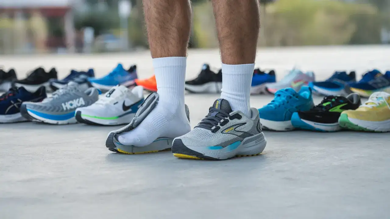 Pies con calcetines blancos y zapatillas deportivas de running. Ideal para ejercicios fascitis plantar.