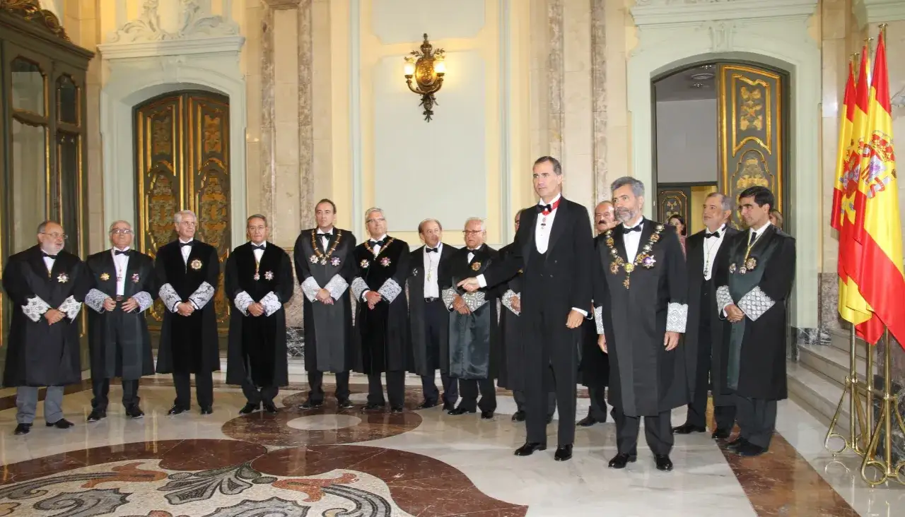 Hombres con togas negras y medallas, como ir vestida a un juicio mujer.