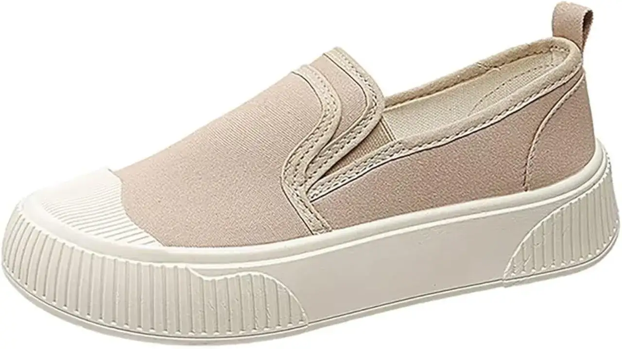 Zapatilla slip-on de material canvas en tono beige, con suela gruesa y puntera reforzada. Perfectas para un look casual.