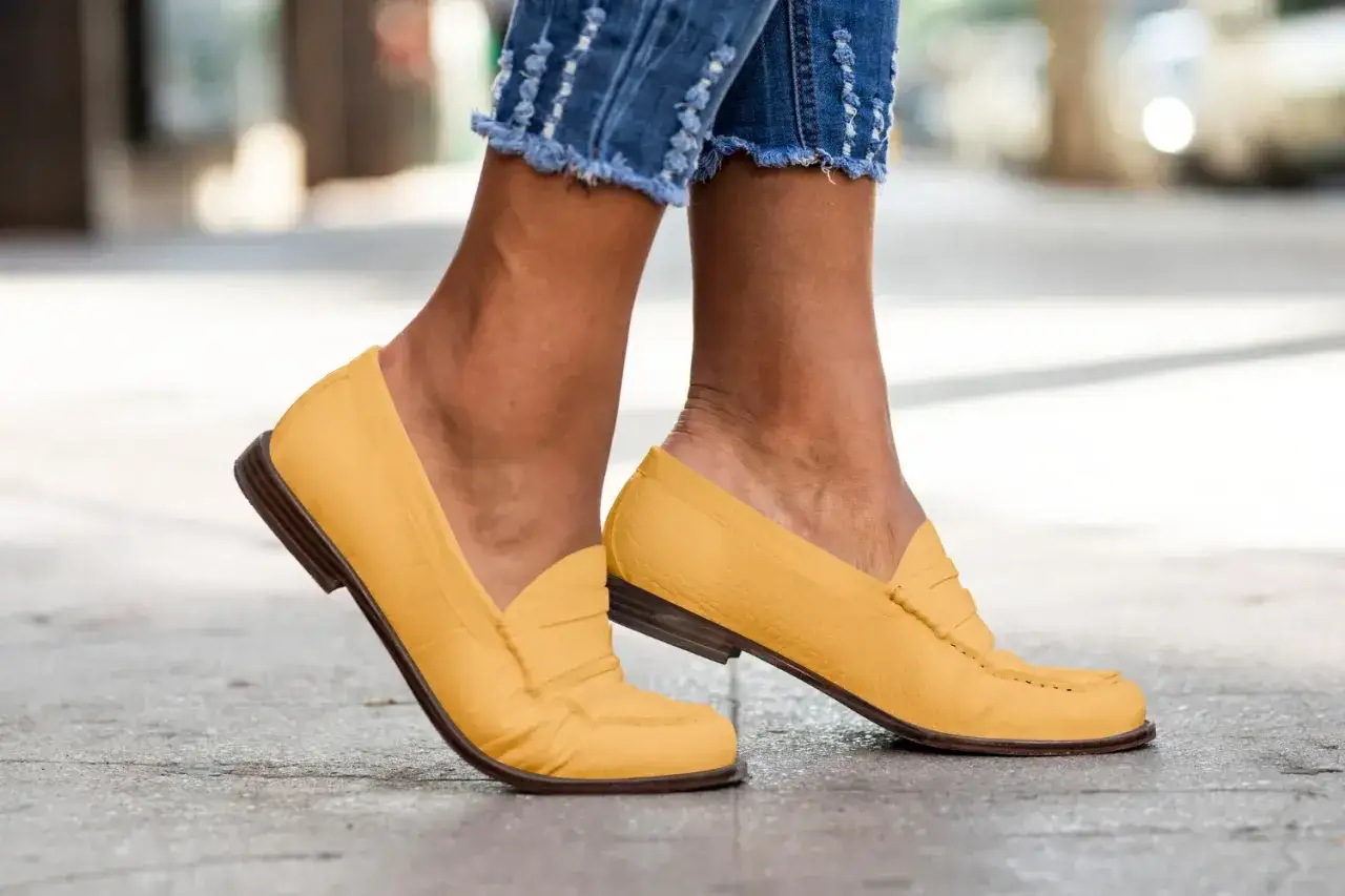 Pies con mocasines amarillos y jeans rotos. As&iacute; como deben quedar los zapatos, c&oacute;modos y con estilo.