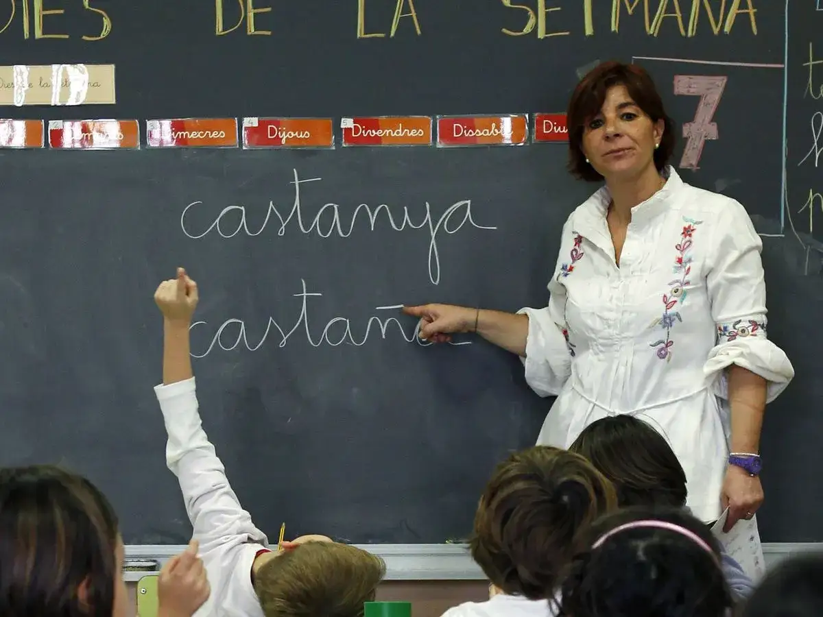 Una profesora secundaria explica la palabra 