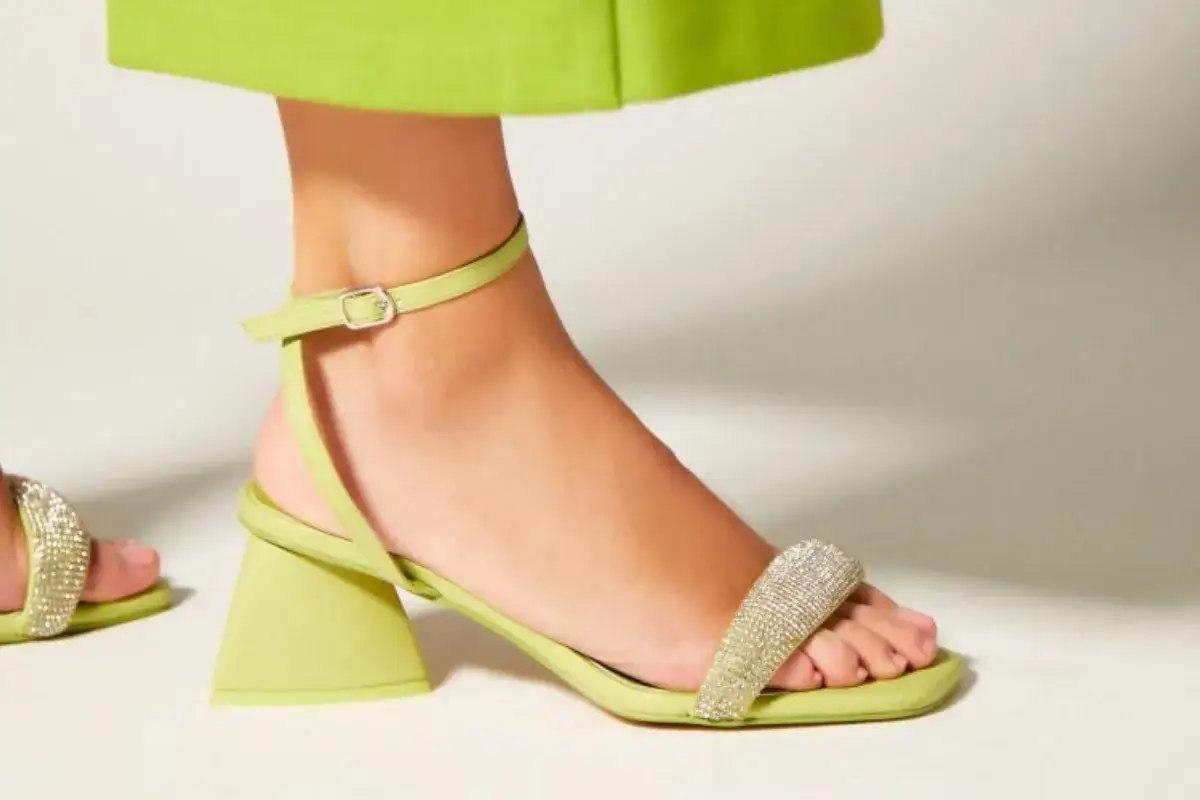 Sandalias verdes con pedrer&iacute;a, perfectas para un dress code cocktail mujer.