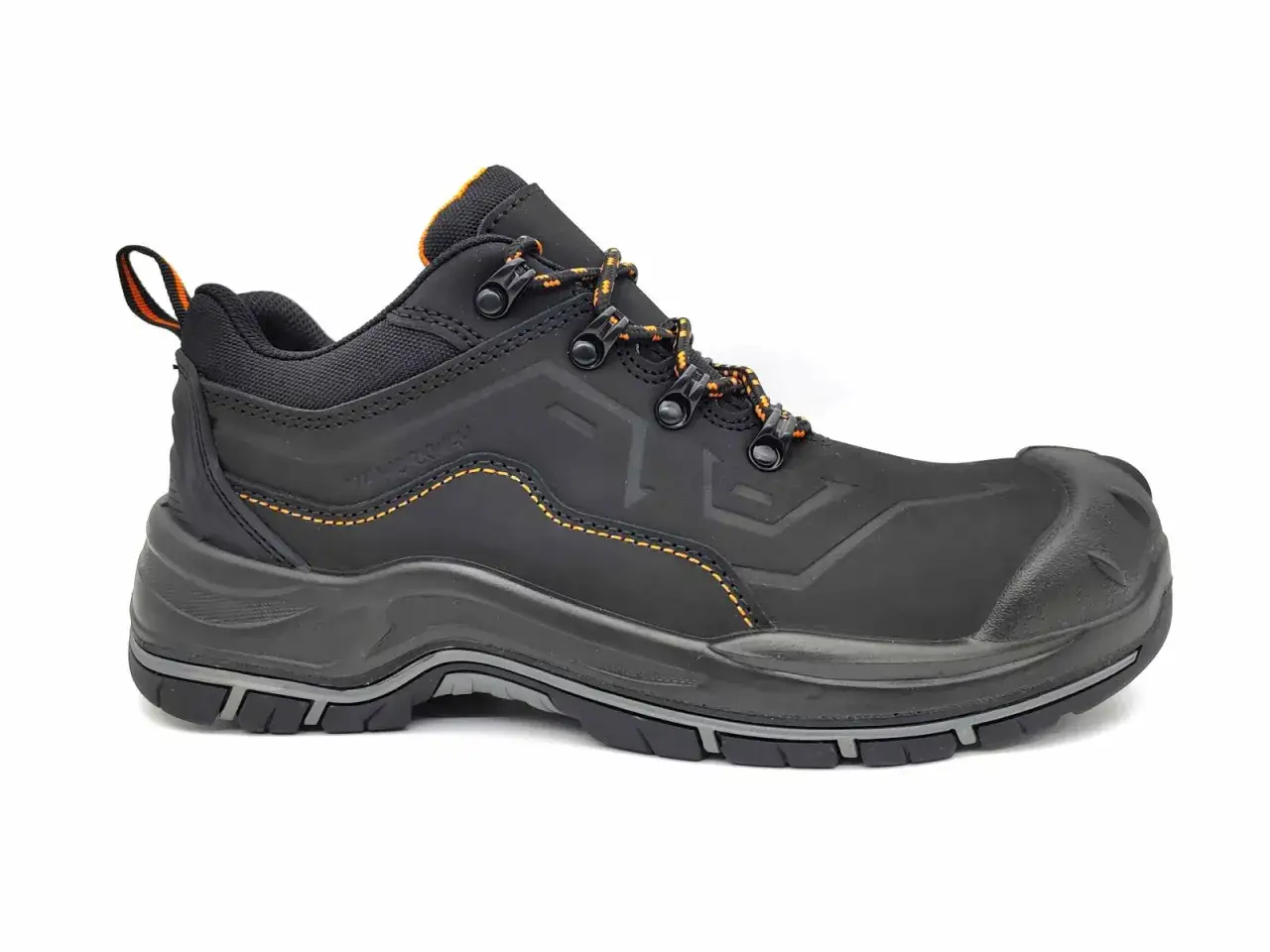 Zapato de seguridad S3 negro con cordones naranjas y detalles. Protege tus pies con estilo y seguridad.