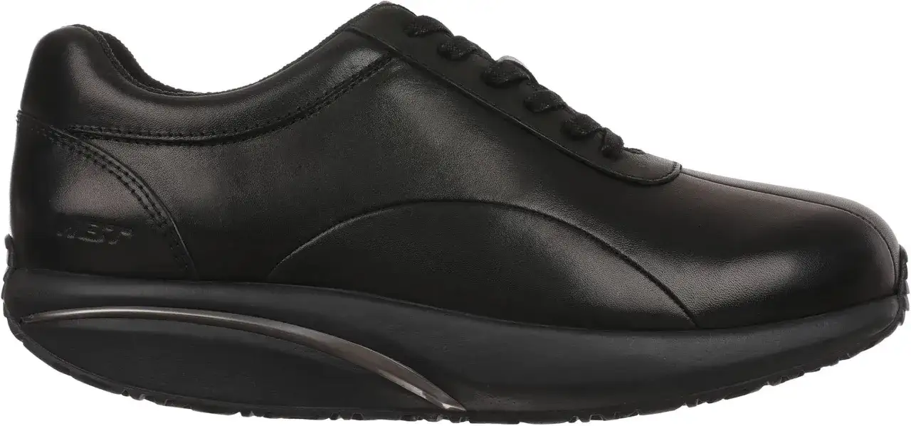 Zapatilla deportiva negra de cuero con suela curva, ideal como calzado fisiológico para caminar con comodidad y mejorar la postura.