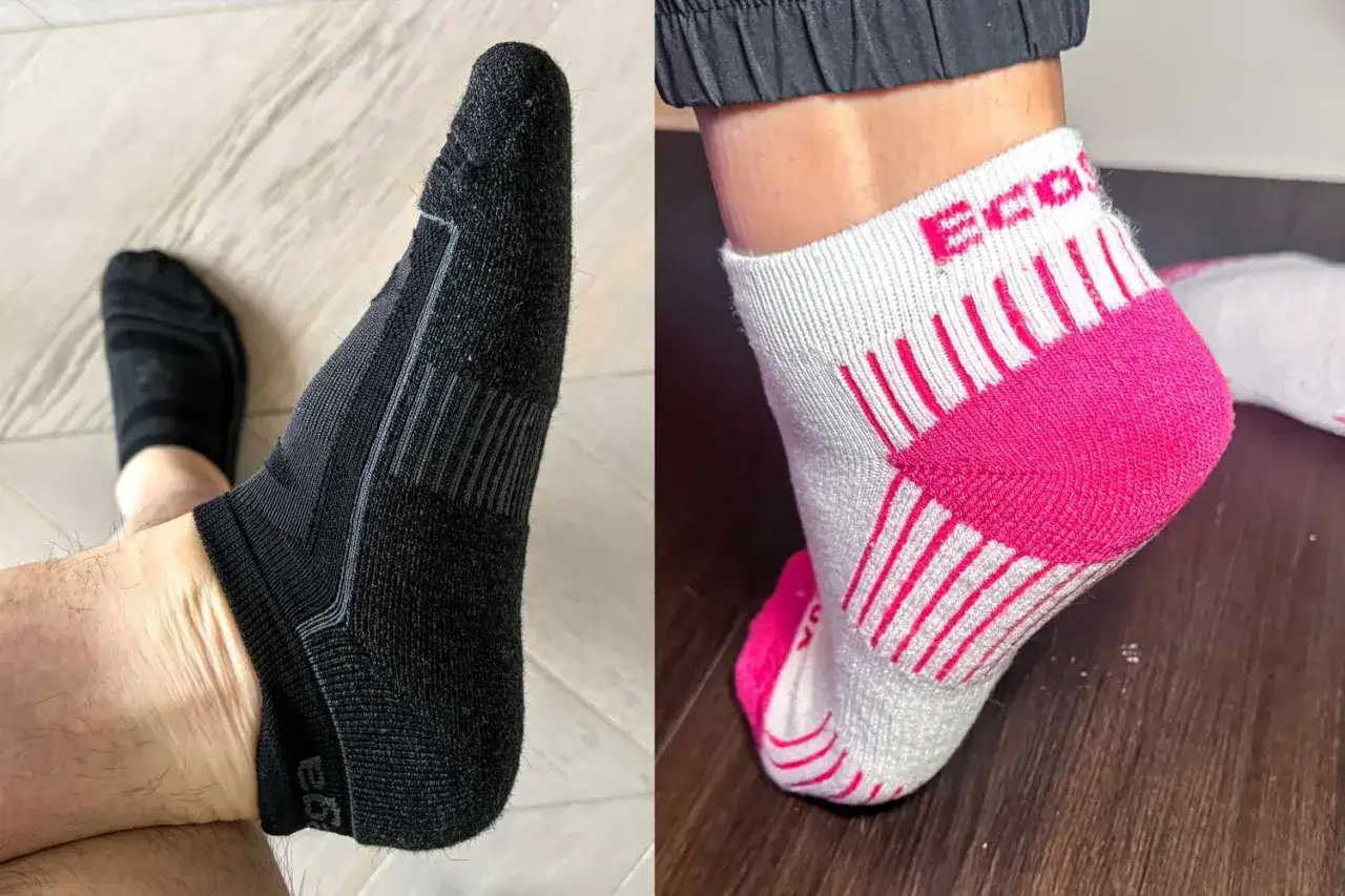 Pies con calcetines negros y blancos con detalles rosas. Evita las ampollas por sudor con calcetines adecuados.