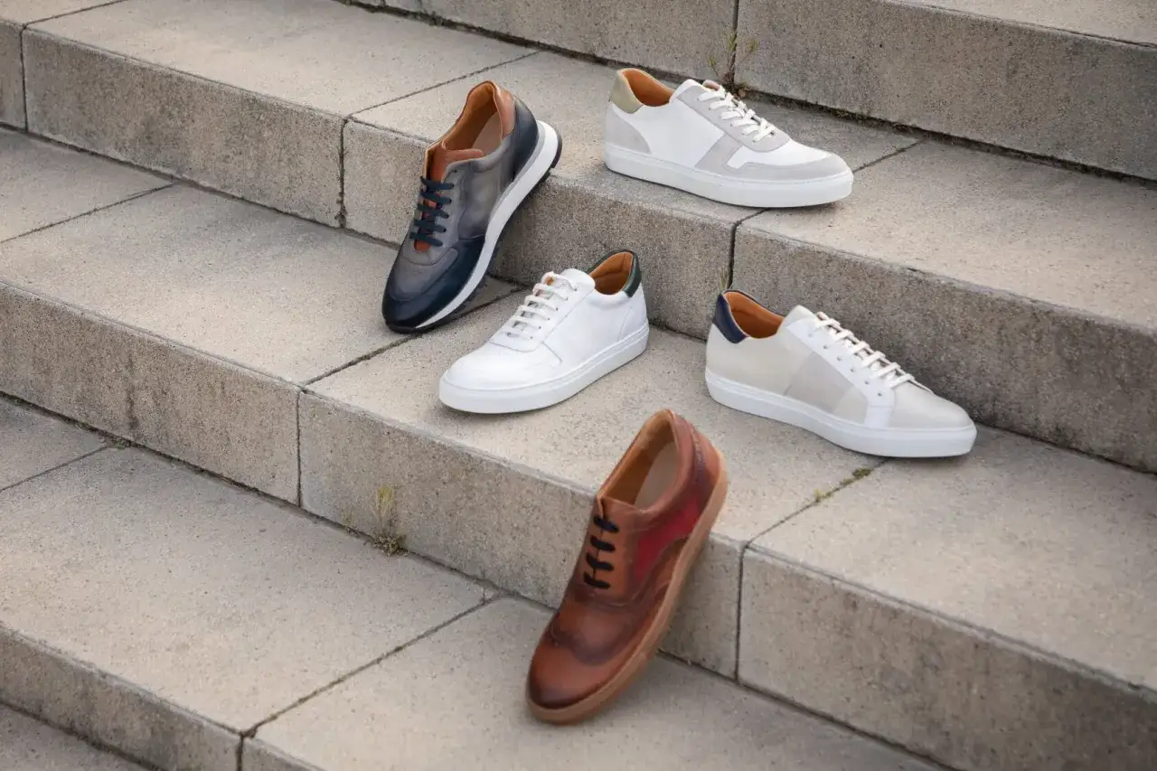 Cinco pares de zapatos elegantes, perfectos looks para ir a trabajar. Zapatillas de cuero en tonos neutros y un zapato de vestir marrón.